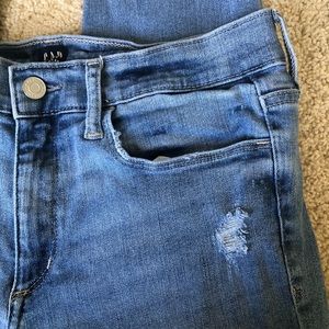 GAP Jeans - Skinny w/ Frayed Hem - Size 28